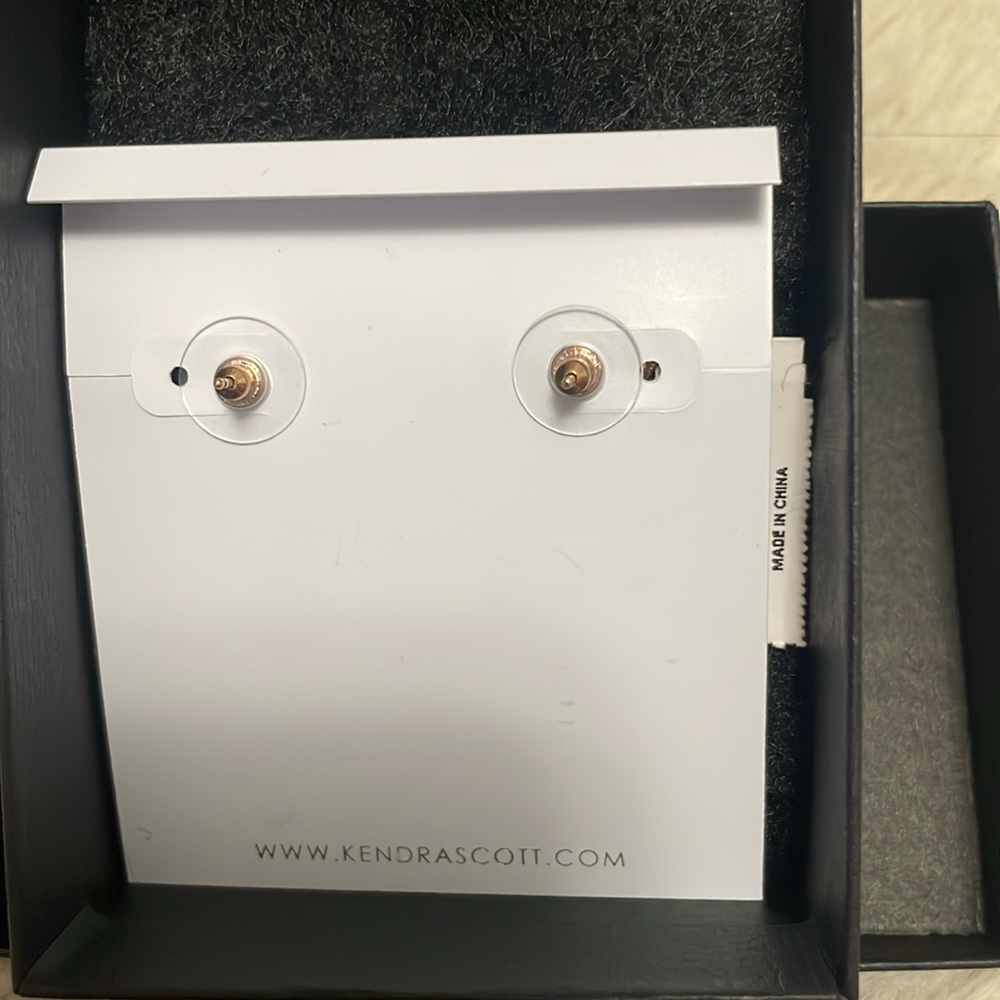 ✨ Kendra Scott Ellie Stud Earrings in Sand Drusy✨ - Picture 6 of 7